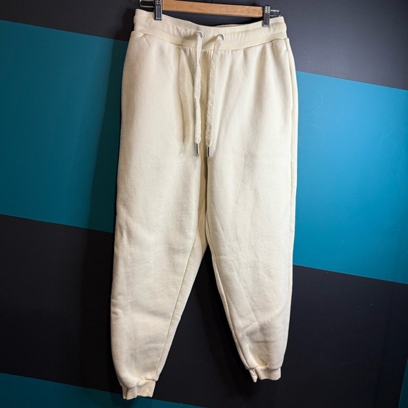 Ami Cream Pocket Detail - Picture 6 of 16